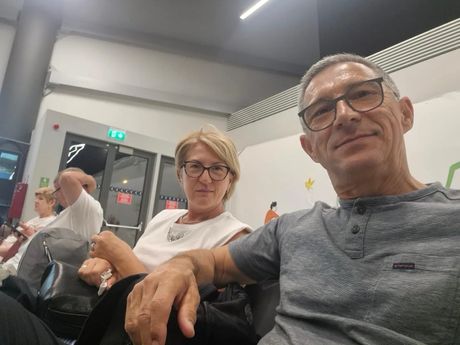 Ljubiša Karović sa suprugom pre leta za Minhen