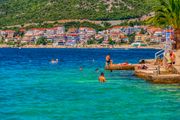 Kafa 1 evro, ćevapi 5, a smeštaj kreće od ove cene: Najjeftiniji grad na Jadranu ovog leta