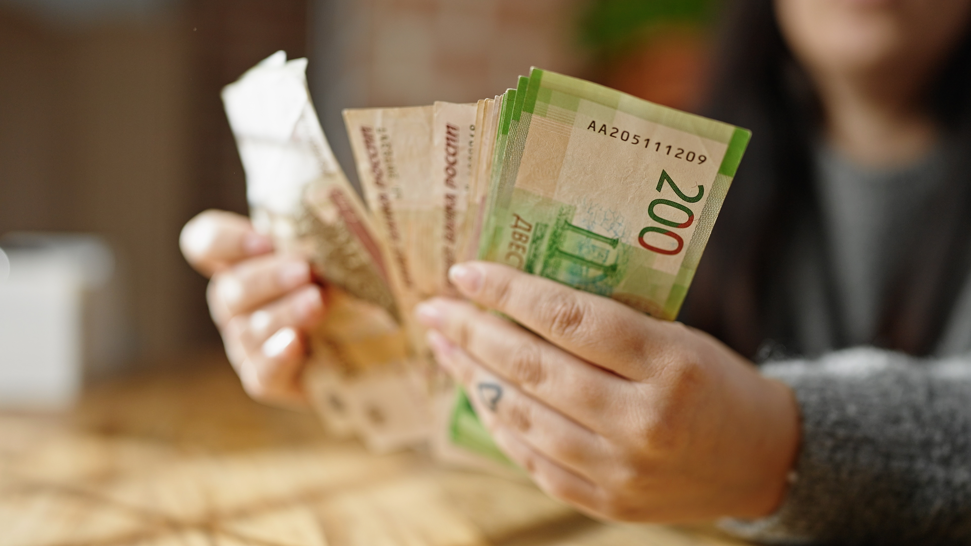 Rusi masovno dižu novac iz banaka i kriju ga ispod dušeka! Ovo je novi trend koji zabrinjava ekonomiste