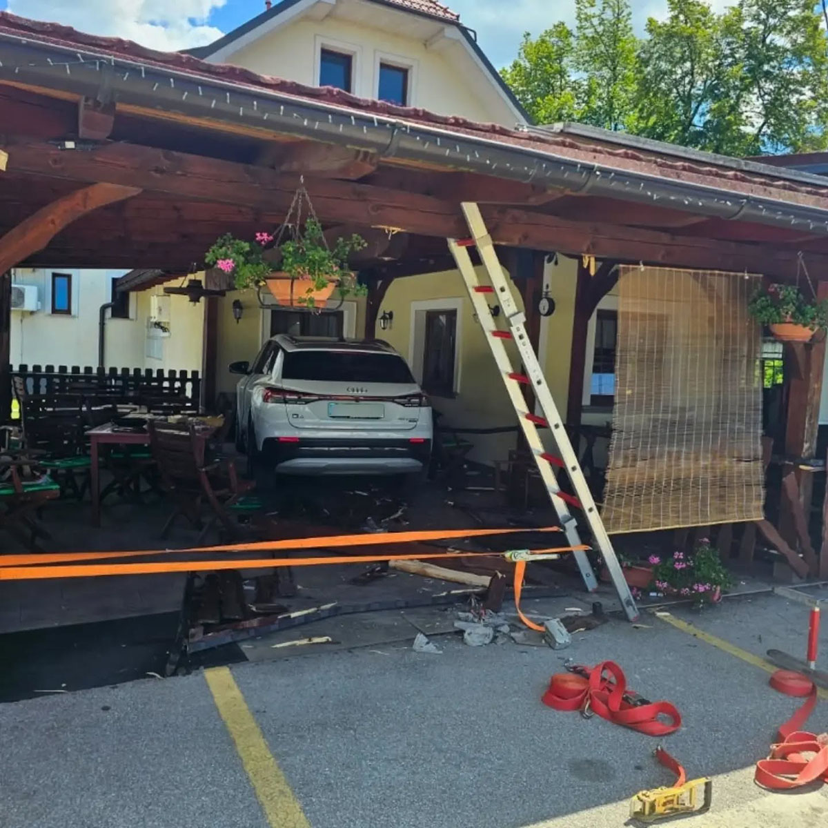 Žena pokušala da se parkira, pa završila NA TERASI tuđe kuće! Snimci zgranuli reagion, ima i poveđenih