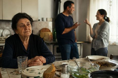 Starija žena, porodica, deca