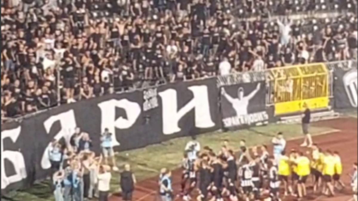 Igrači Partizana posle ubedljive pobede otrčali kod Grobara i zapevali dobro poznatu pesmu