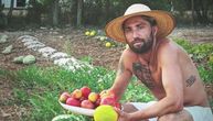 Od fudbalske zvezde do motike i šešira: Napustio karijeru zbog jezivih tragedija, sada proizvodi voće i povrće