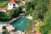 Voda je termalna i 22 stepena tokom cele godine: Turisti ne znaju da se u ovom srpskom selu kriju "Karibi"