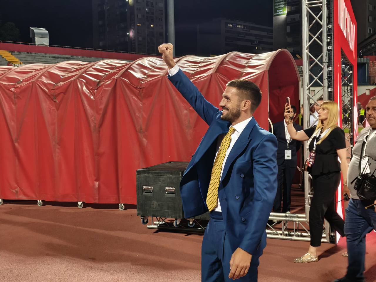 Dušan Tadić poveo navijanje sa navijačima Ajaksa posle pobede Holanđana protiv Vojvodine u Novom Sadu