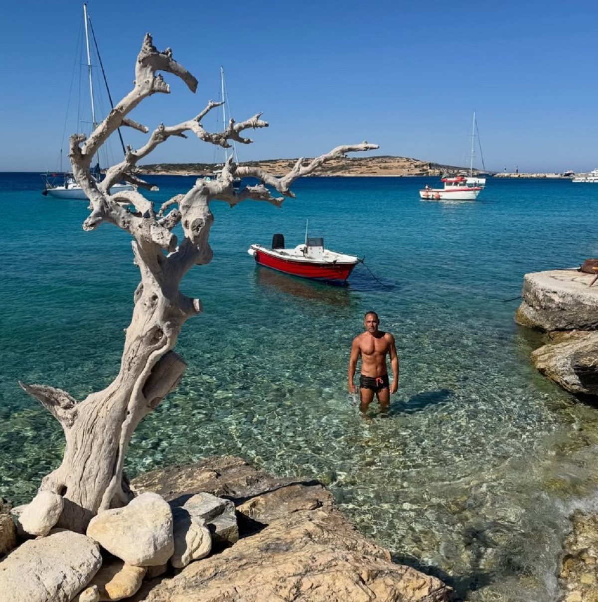 Glumac se skinuo u kupaći i pokazao isklesano telo: Uživa na nepoznatoj destinaciji, žene odlepile