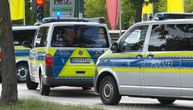 Dramatičan snimak iz Bremena: Naoružani pljačkaš upao u prodavnicu, radnik ga golim rukama naterao u beg