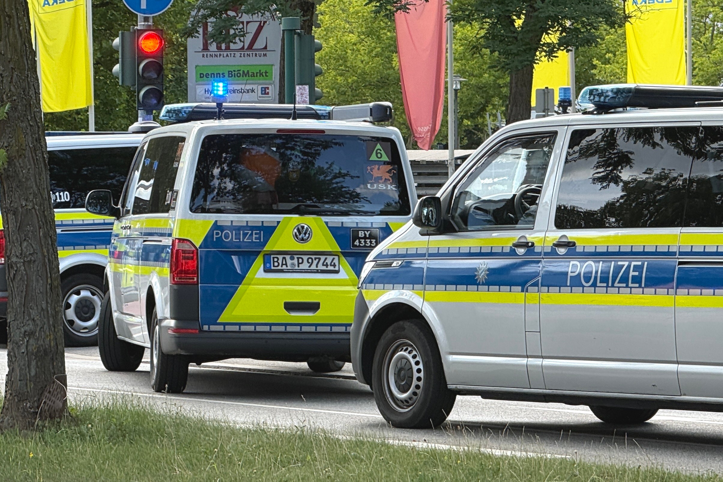 Dramatičan snimak iz Bremena: Naoružani pljačkaš upao u prodavnicu, radnik ga golim rukama naterao u beg