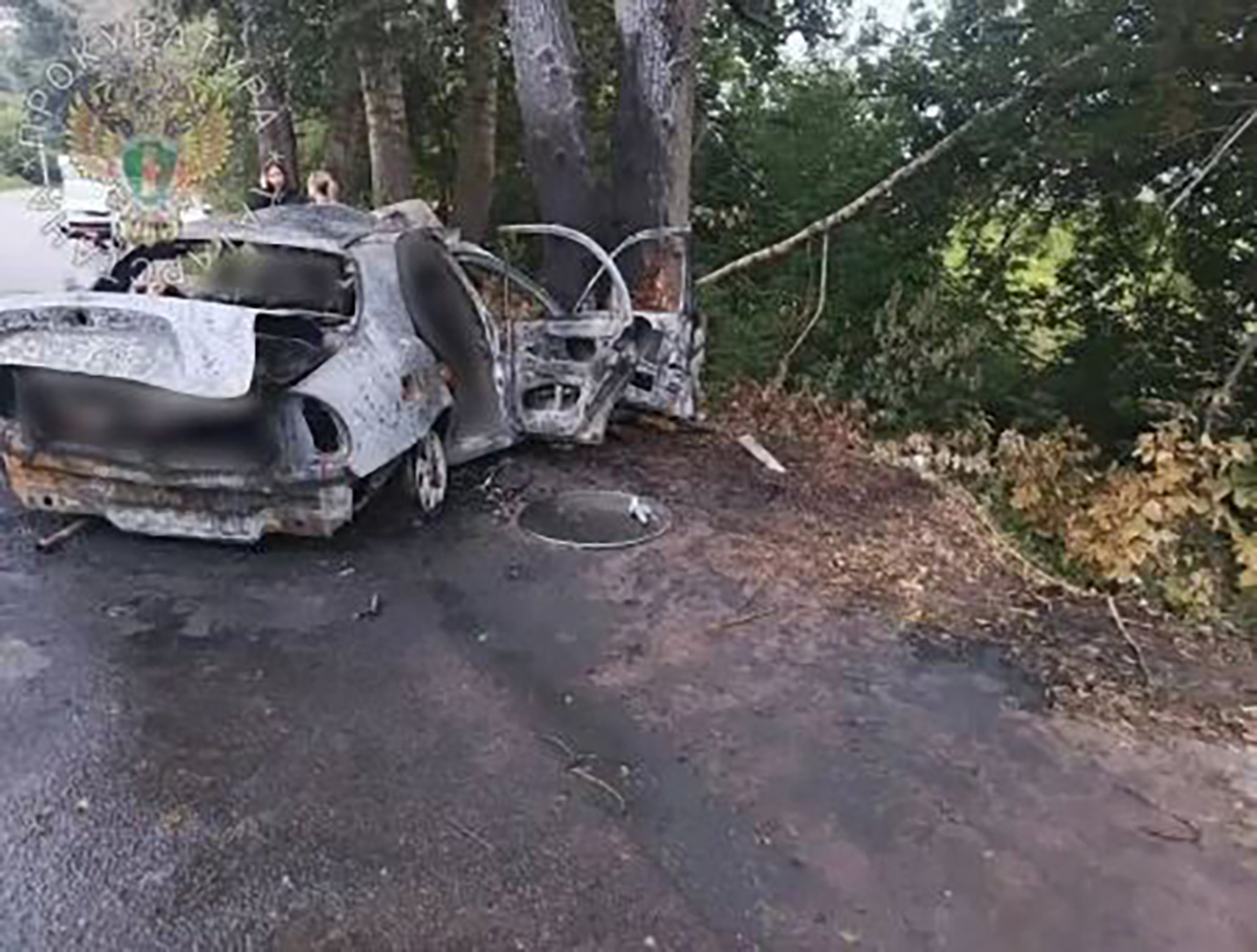 Šestoro maloletnika izgorelo u automobilu, samo jedan preživeo: Udarili u drvo, plamen odmah progutao vozilo