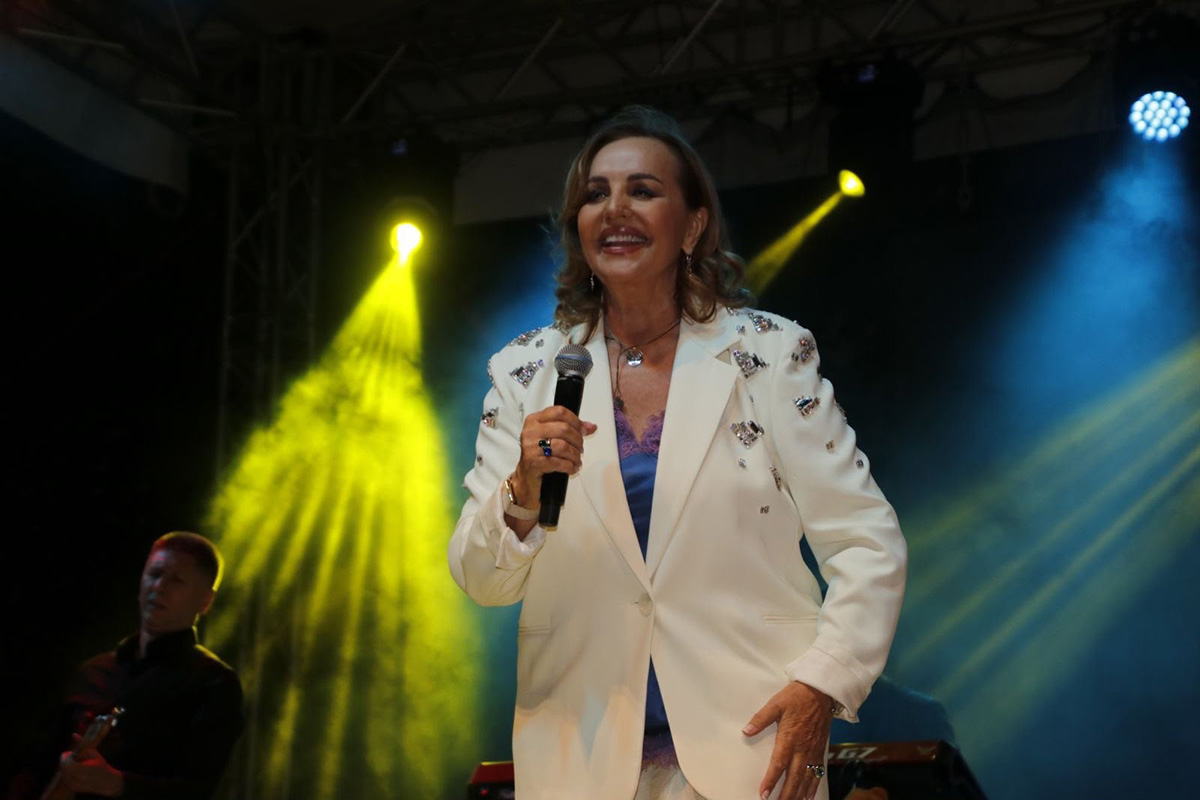 "Ne prođe dan da ga se ne setim" Ana Bekuta emotivno o Milutinu Mrkonjiću: Otkrila istinu o povlačenju