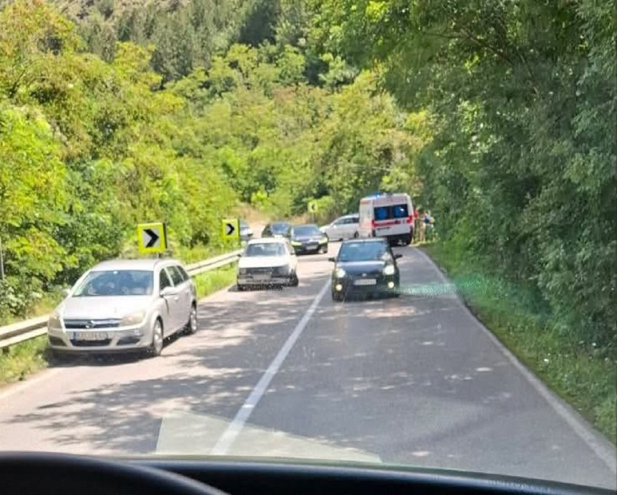 Drama na Ibarskoj! Sudarila se dva auta, ima povređenih: Saobraćaj u potpunom prekidu
