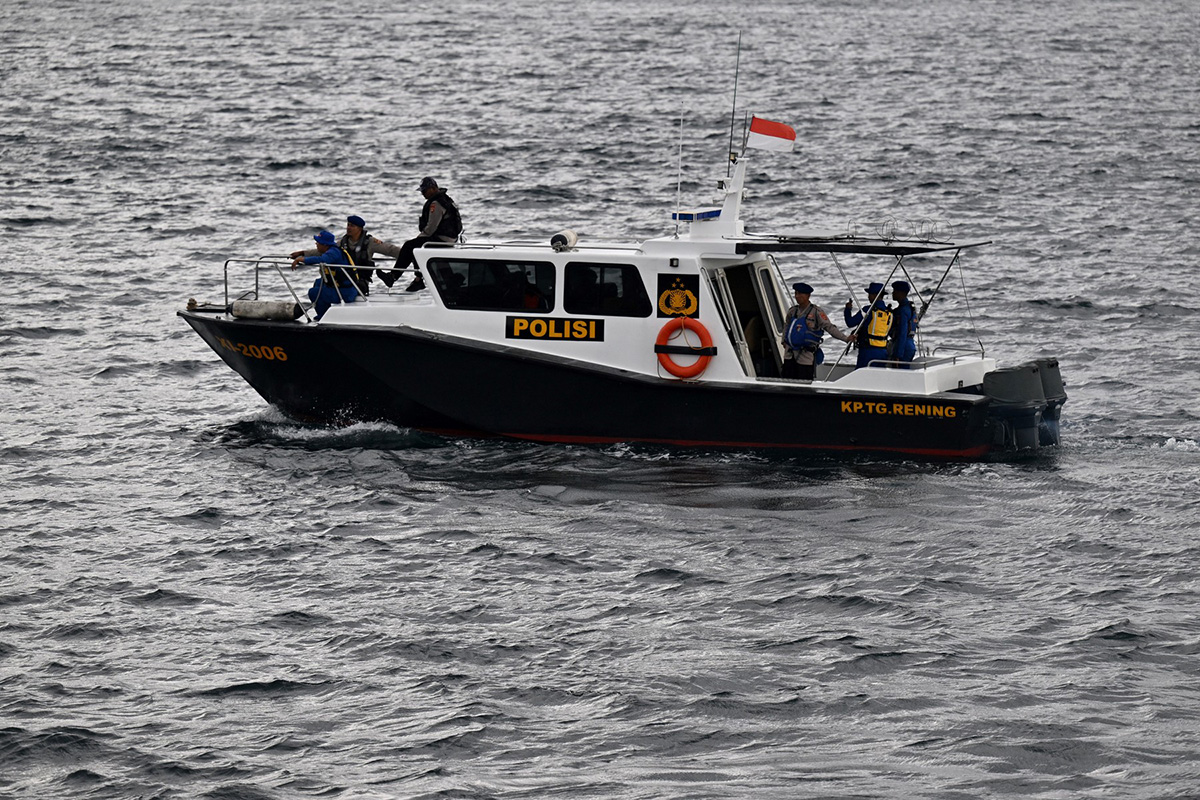 Cela Indonezija na nogama: Spaseno 11 evropskih turista sa POTONULOG borda - kapetan NESTAO BEZ TRAGA