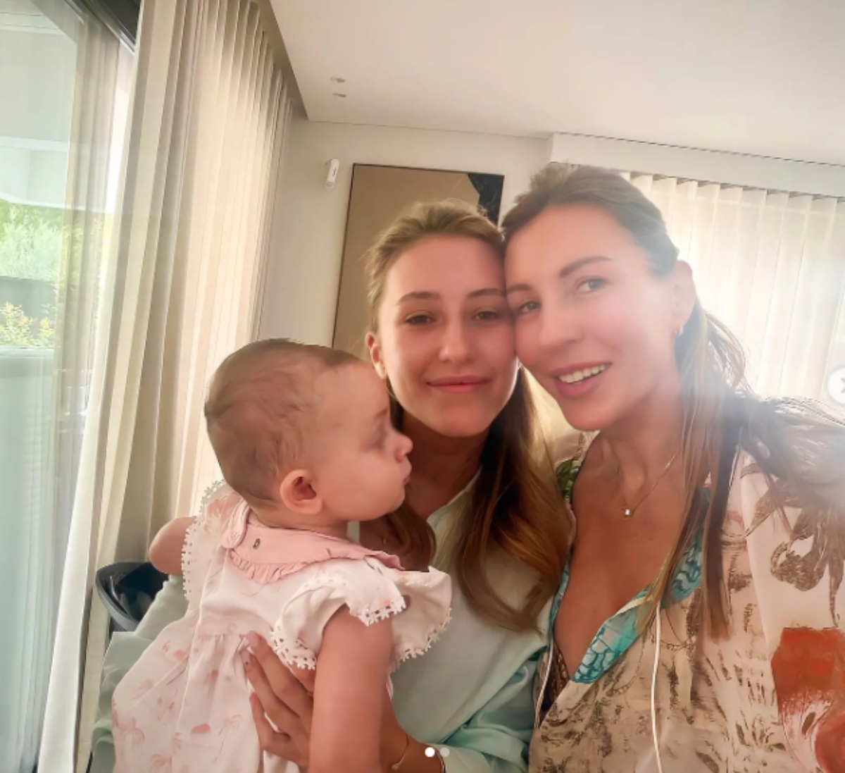 Ministarka Đedović Handanović objavila selfi sa mezimicama: "Dve bebe i 17 godina razlike"