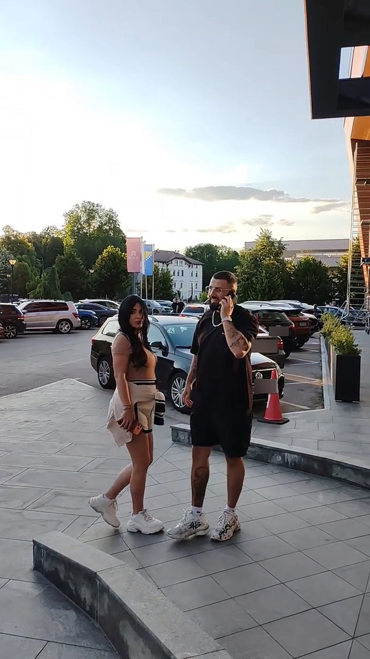 Sajfer postaje otac po treći put! Reper se pojavio sa suprugom u javnosti, Lejla pokazala trudnički stomak