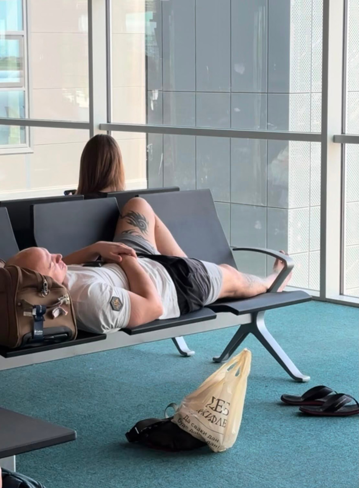 Desingerica se izuo i zaspao na klupi: Snimili smo ga u nesvakidašnjem izdanju na aerodromu, ovako čeka let