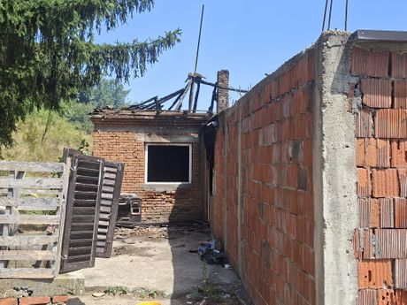 Izgorela kuća u Ripnju