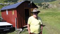 Zovu ga Fojnički Robinzon: Mujo živi sam u tri kuće, a dve je sam napravio i to od drveta, voza ih gde poželi