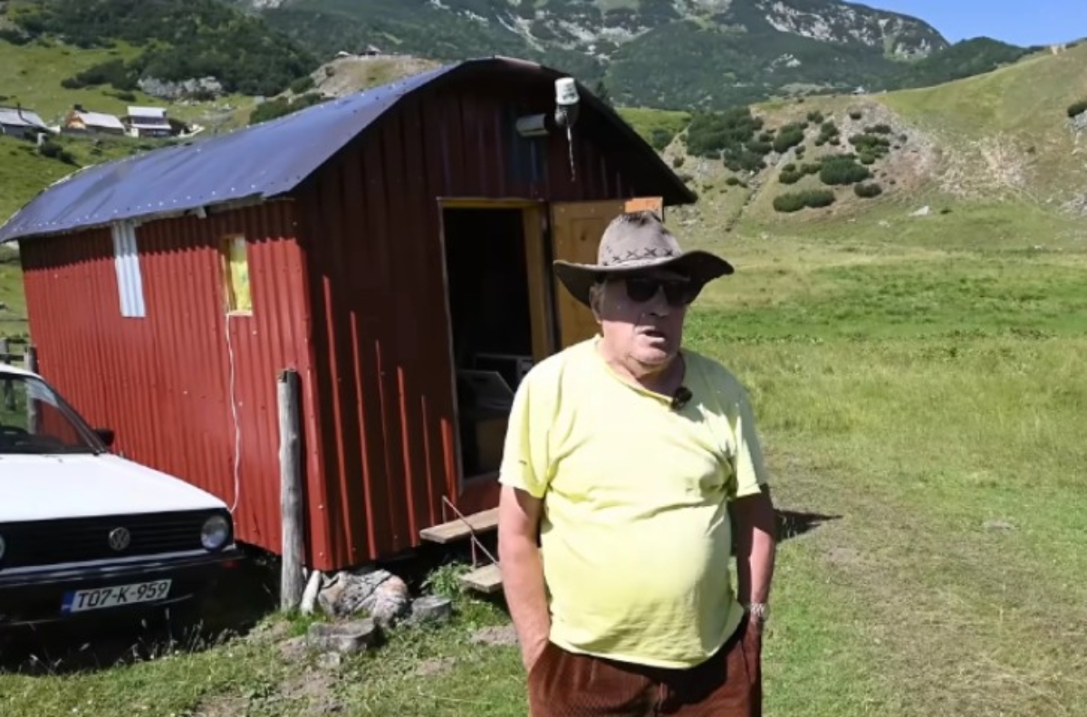 Zovu ga Fojnički Robinzon: Mujo živi sam u tri kuće, a dve je sam napravio i to od drveta, voza ih gde poželi