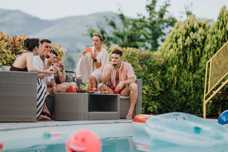 Kuća, bazen, leto