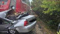 Strašne slike sa mesta nesreće kod Odžaka: Automobil potpuno "zgužvan", ostao zaglavljen ispod voza