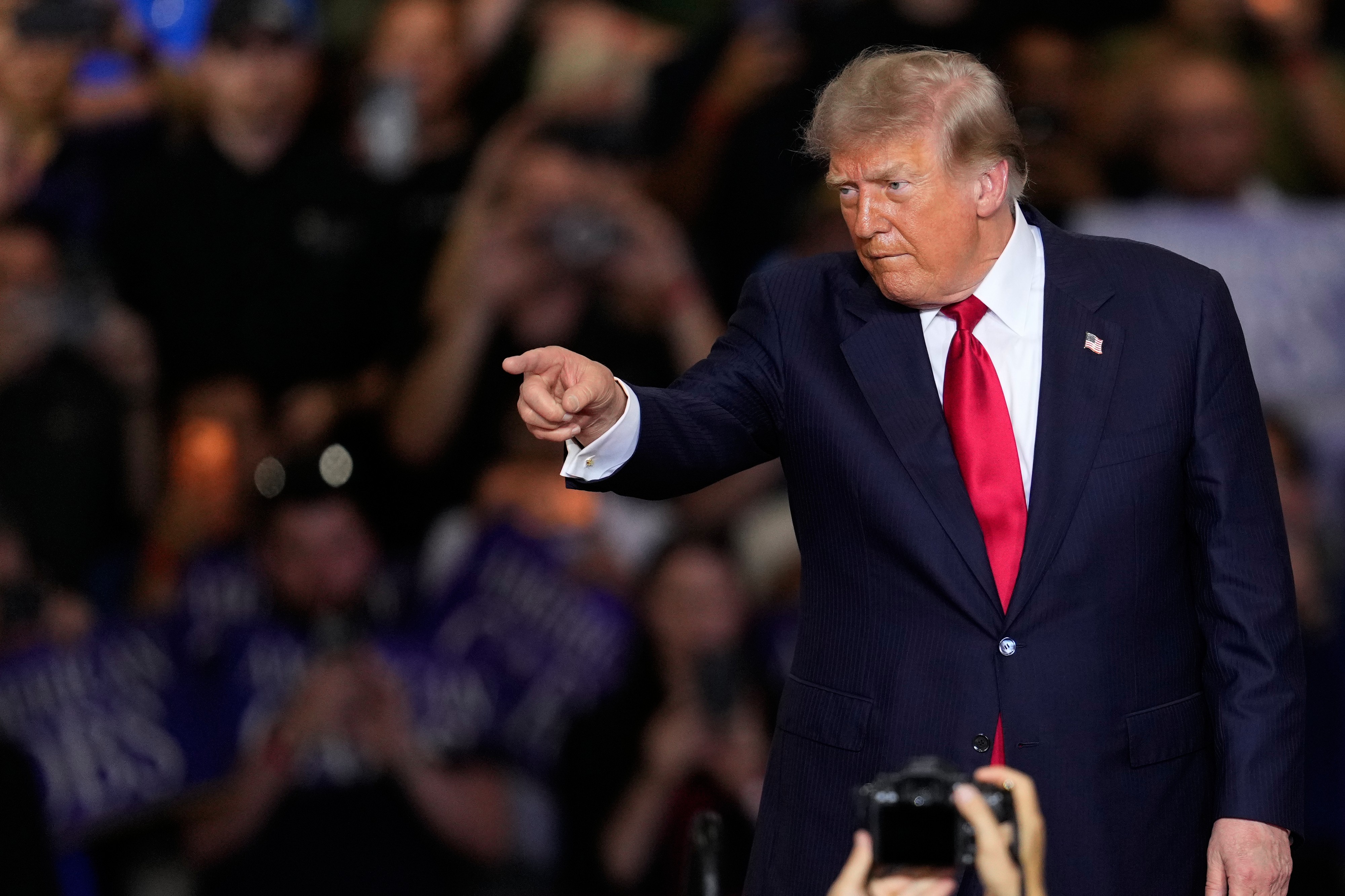 Donald Tramp oduševljen porukom iz Srbije: Objavio i snimak iz Arene uz transparent posvećen njemu