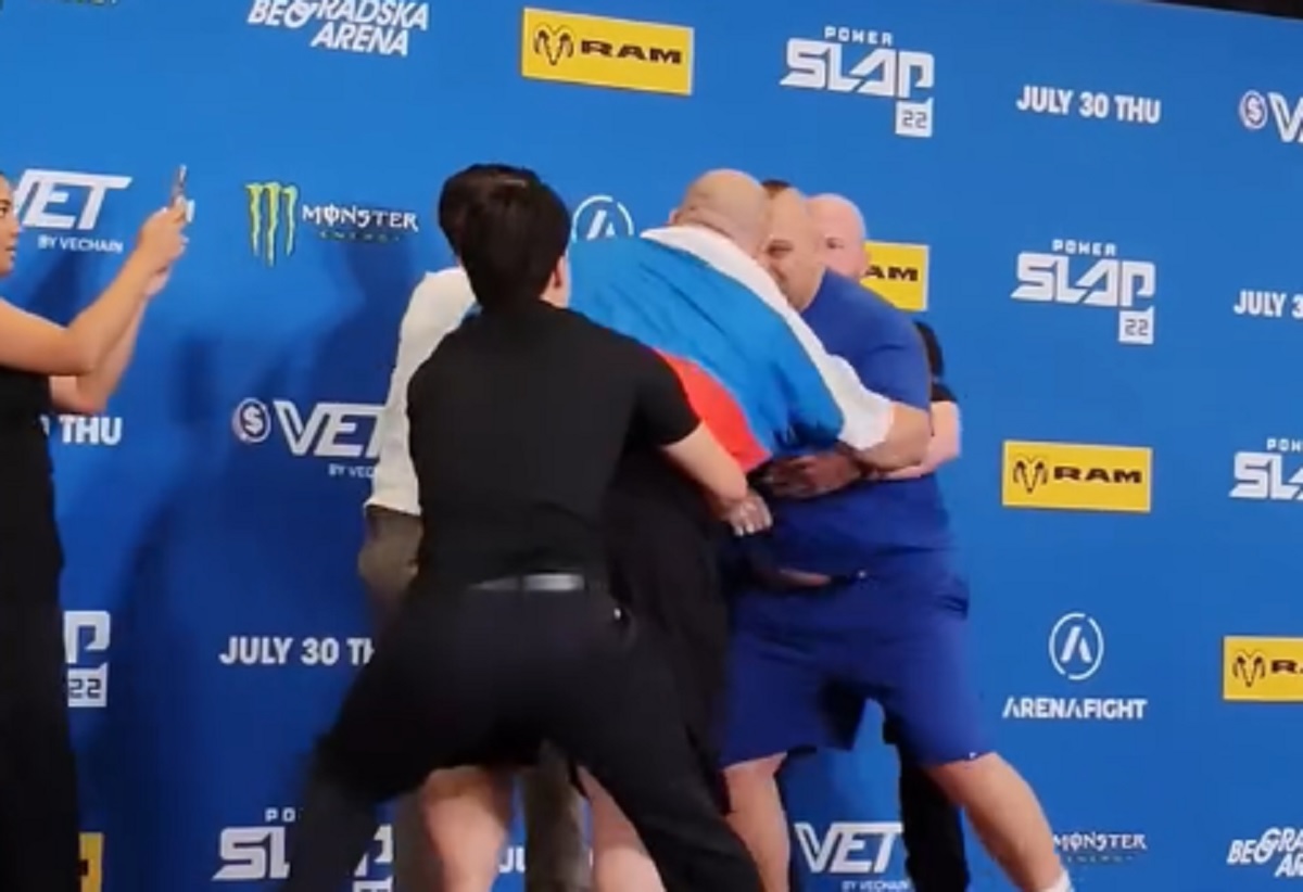 Legendarni Rus od 166kg izašao ogrnut zastavom, pa se umalo pobio s protivnikom pred spektakl u Beogradu!