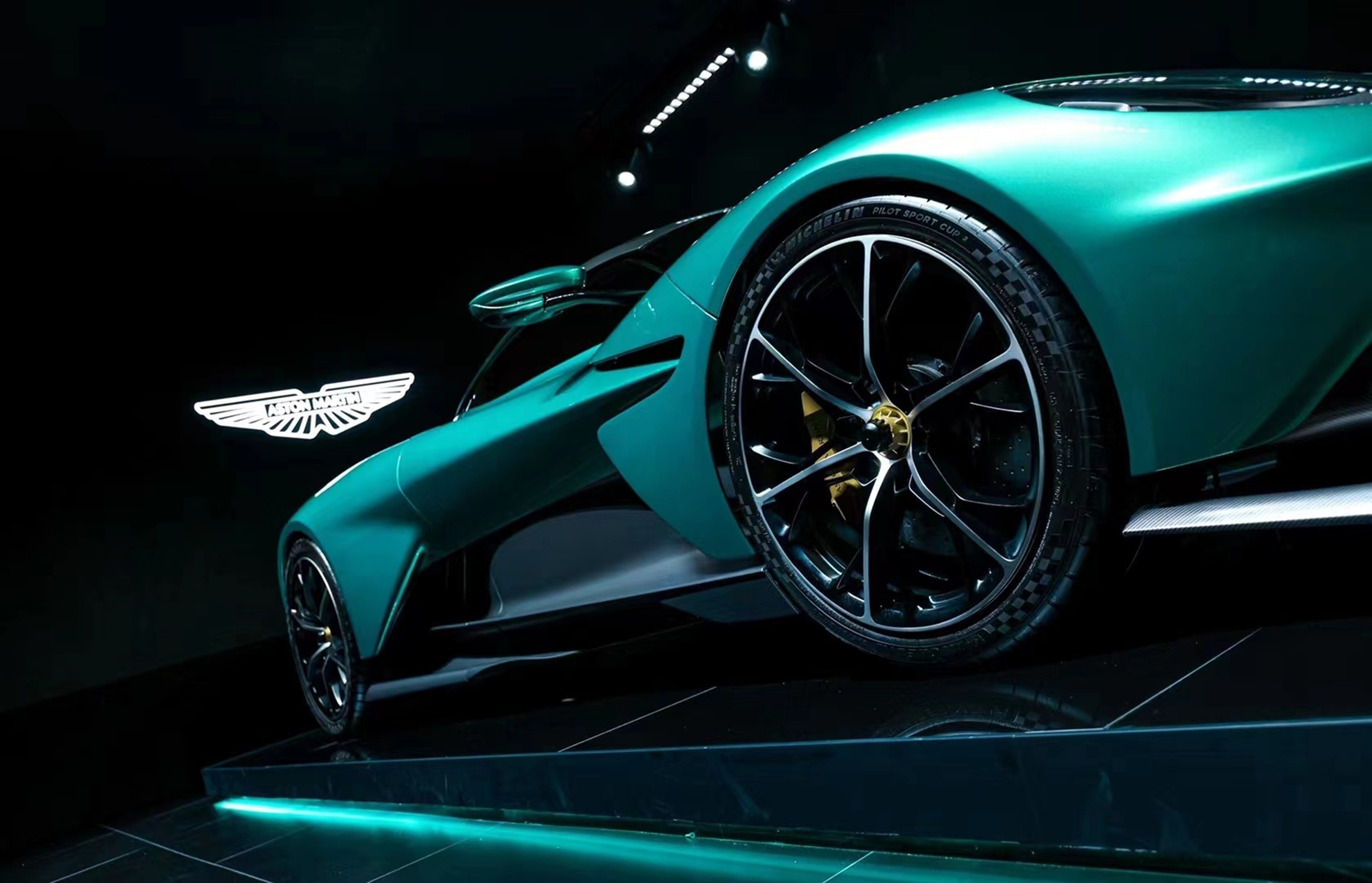 Omiljeni auto Džejmsa Bonda gubi milione: Hibridni model spasava legendarni Aston Martin