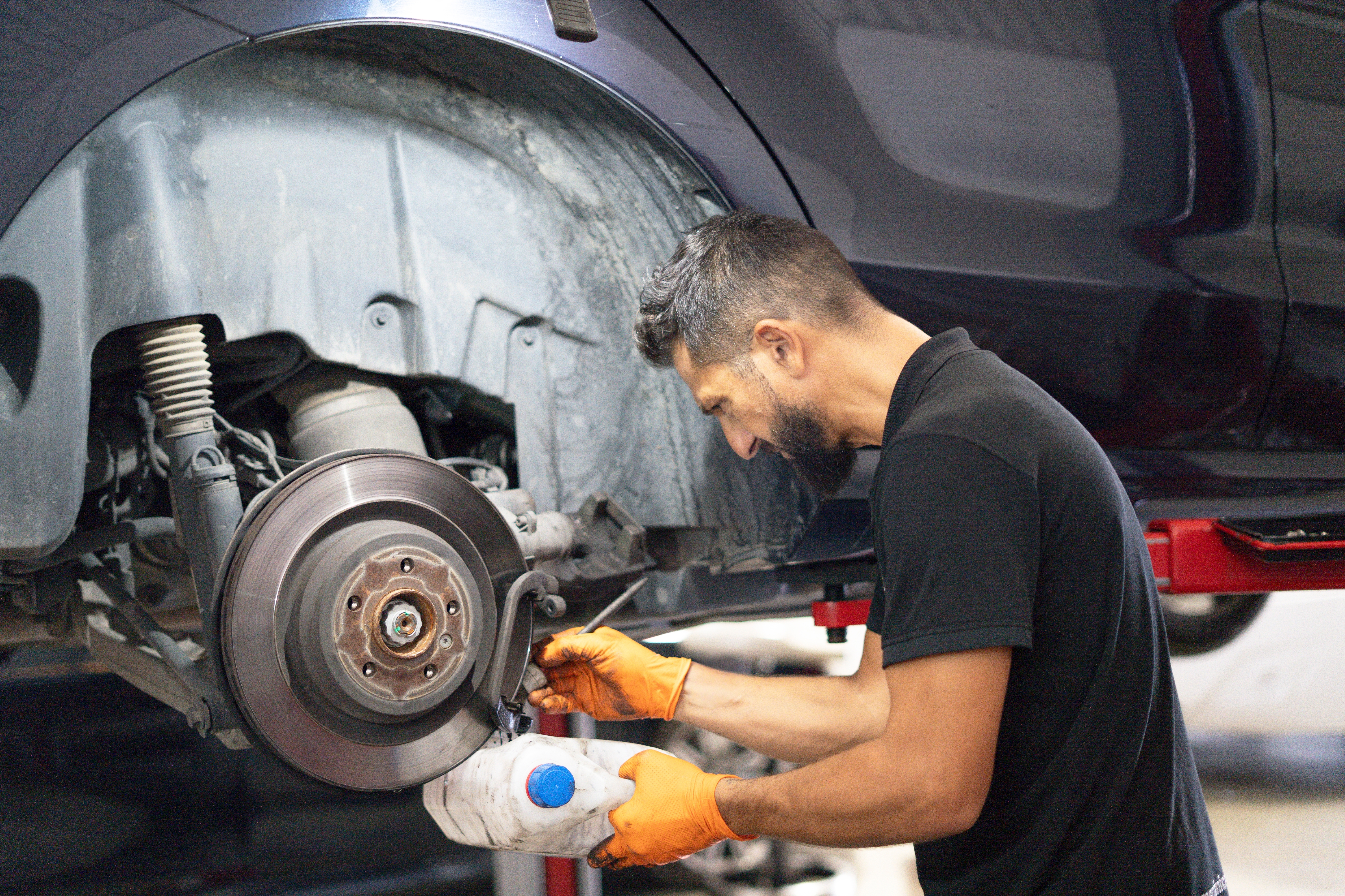 Zamena kočionih pločica na automobilu: Da li se menjaju po osovini ili na svim točkovima?