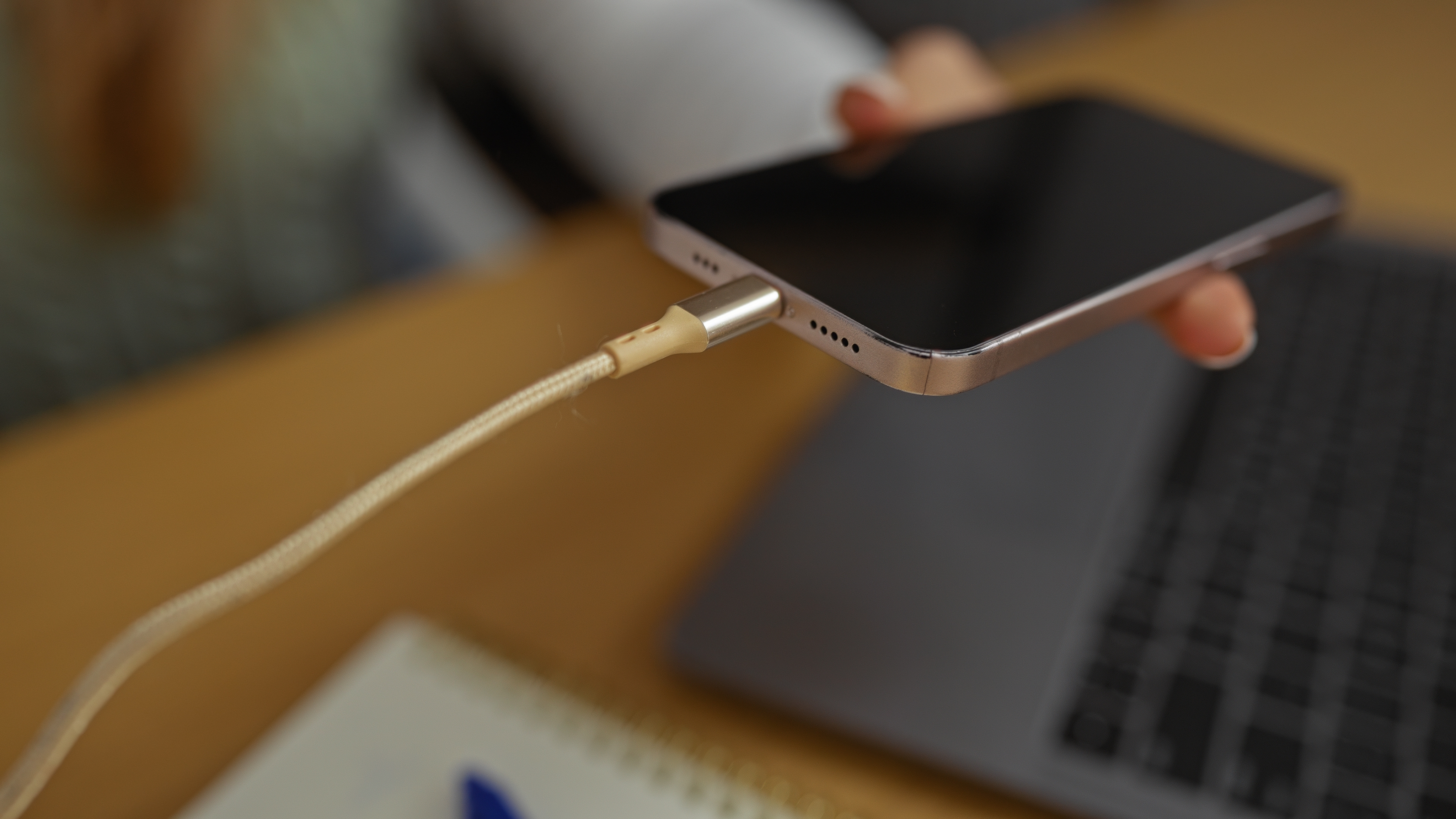 Da li je bezbedno puniti telefon preko laptopa? Odgovor je da, ali postoji jedna velika caka