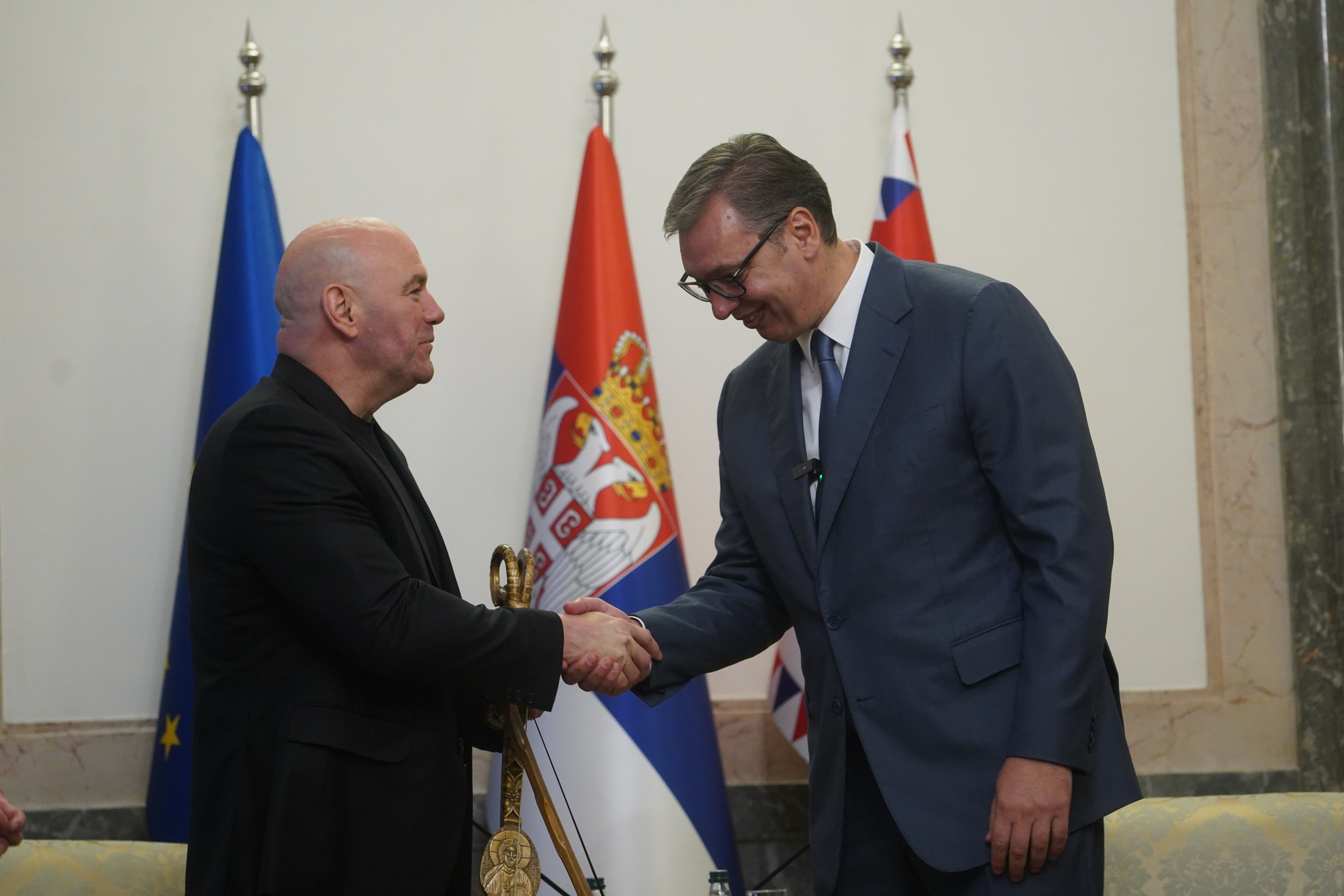 Pogledajte kako je Aleksandar Vučić uručio poseban poklon glavnom čoveku UFC, Amerikanac se oduševio