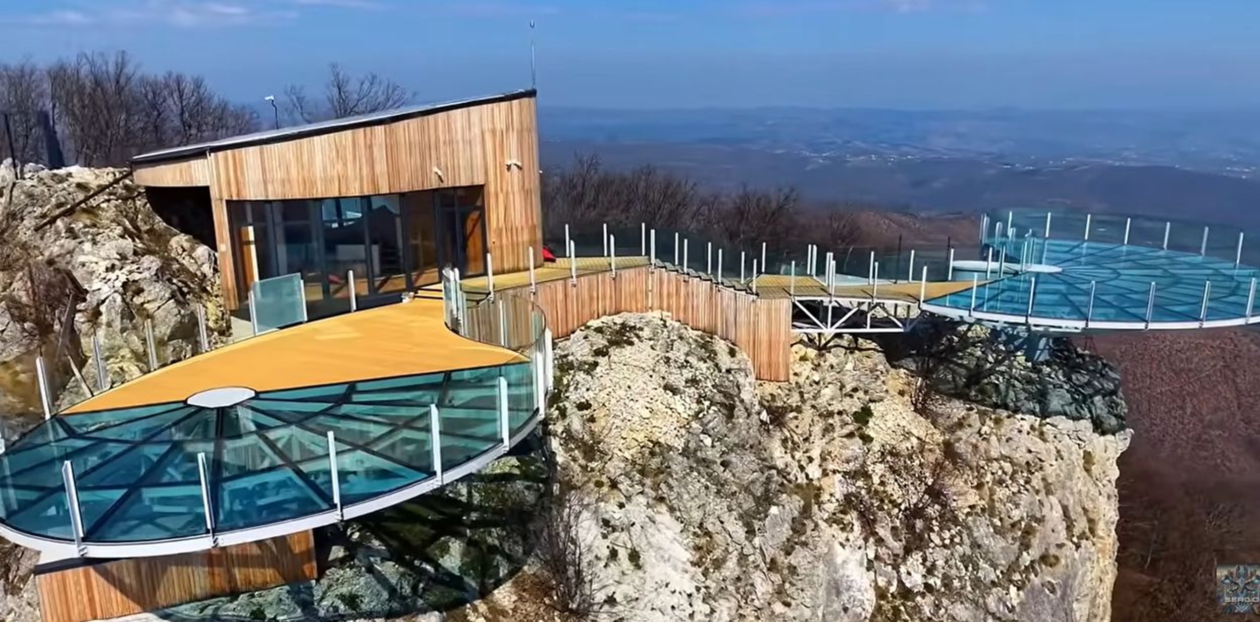 Otvara se najsmeliji vidikovac u Srbiji! Pogledajte kako izgleda ovo čudo u oblaci među planinama!
