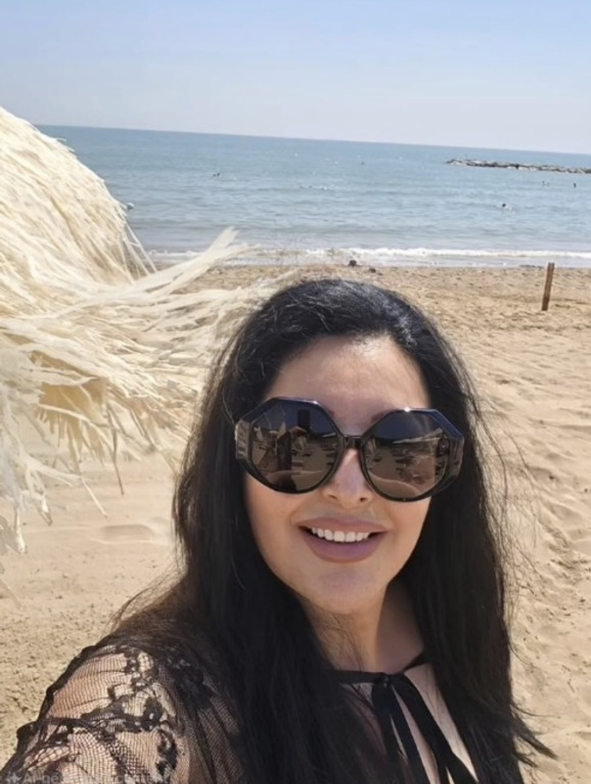Skinula se Dragana Mirković: Skroz se opustila u Španiji, na plaži pokazala noge u Marbelji