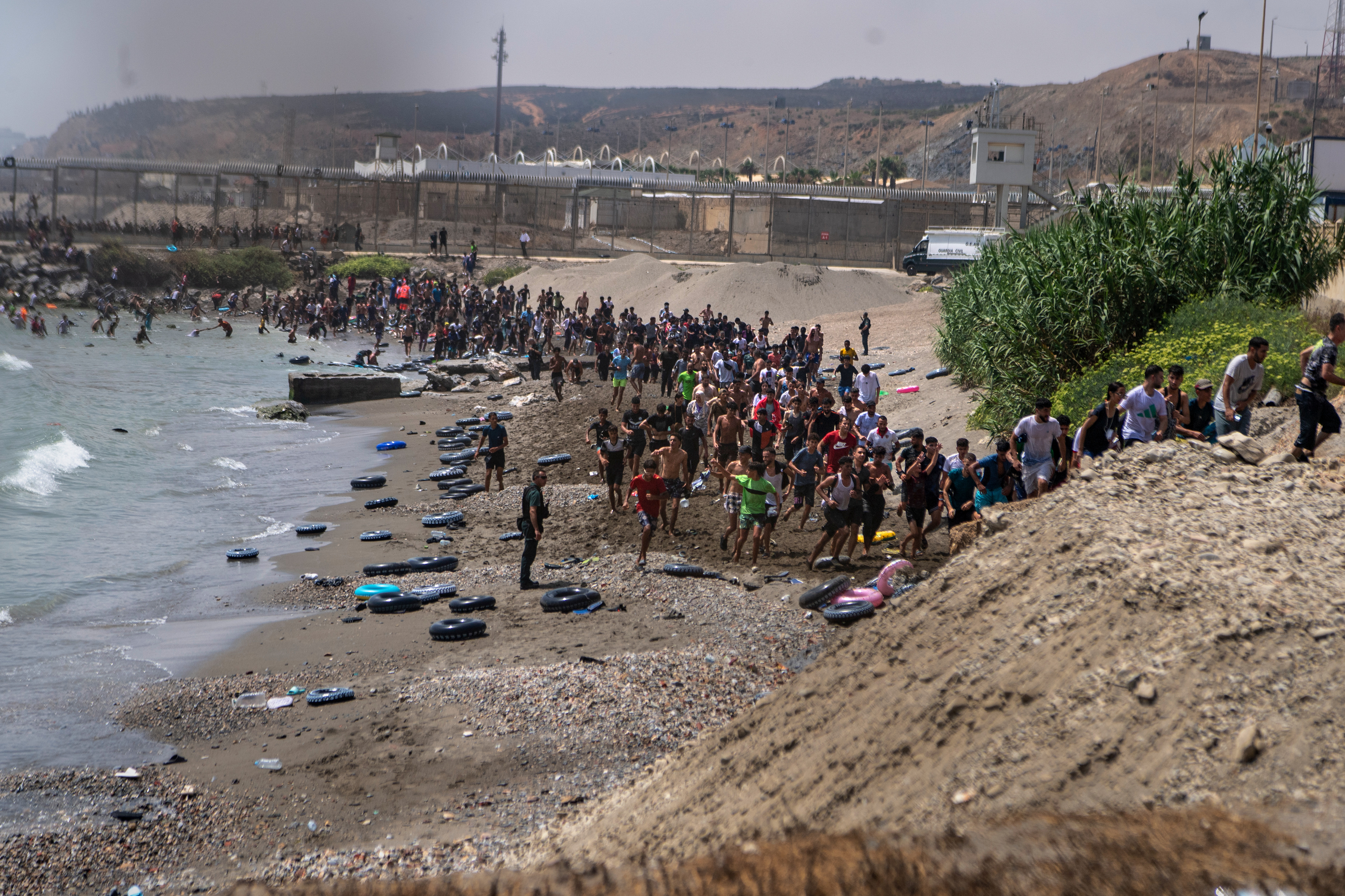 Španija "diže" vojsku nakon dramatičnog prodora migranata iz Maroka: Snimci obišli svet