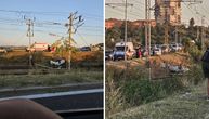 Automobil sleteo na šine, pa završio na krovu: Nesreća na Pančevačkom mostu