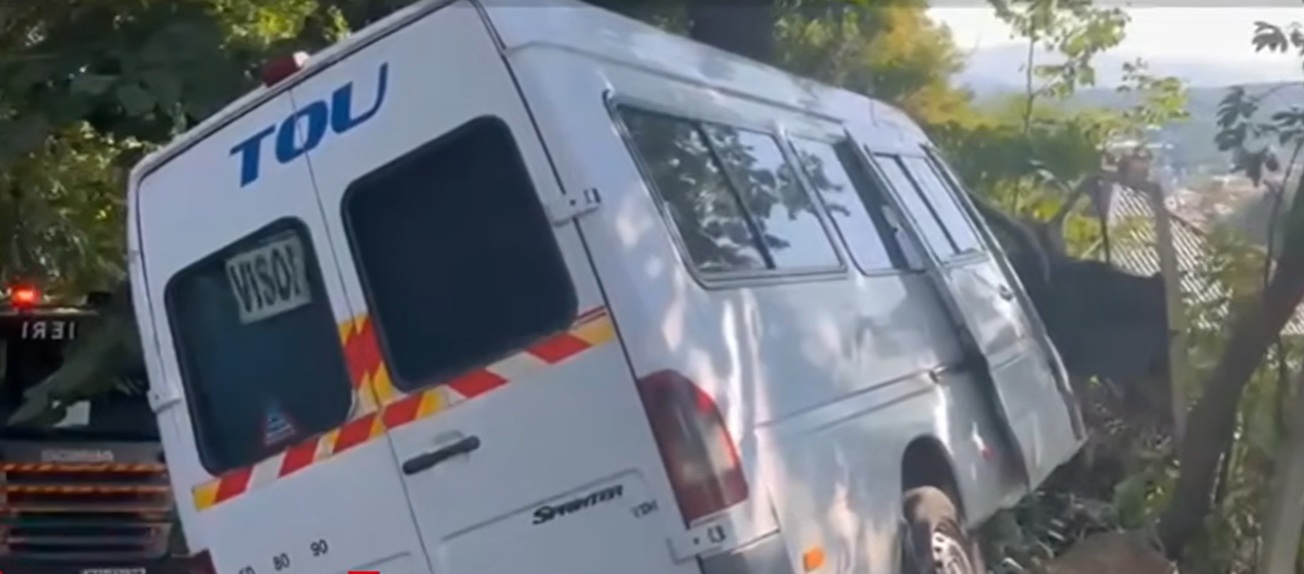 Snimci sa mesta teške nesreće fudbalera Dinama: Kombi potpuno uništen, nepomično telo leži na travi