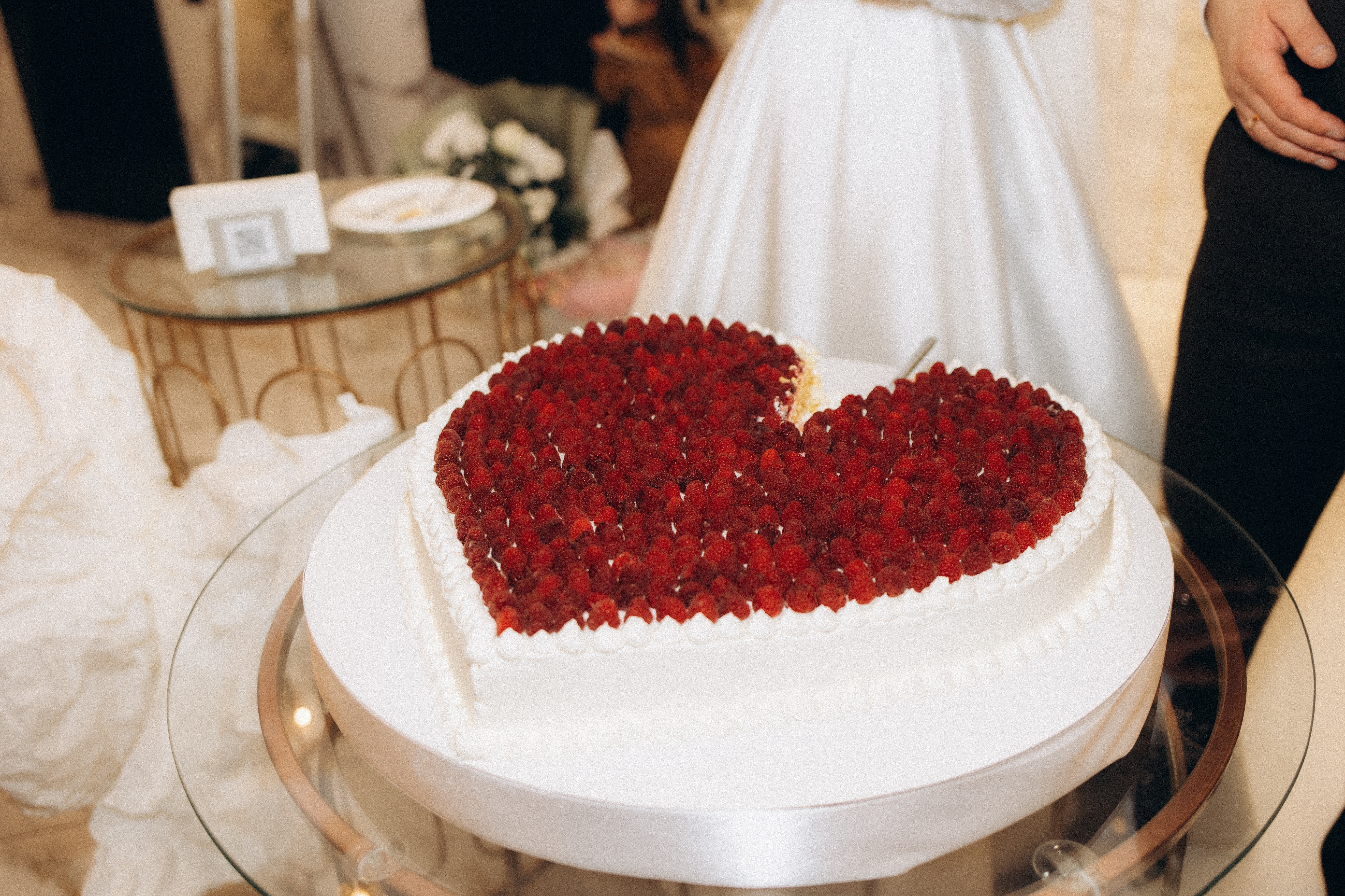 Gde su nestale "normalne" svadbene torte i zašto terate muževe na ovo, šta vam je? Novi trend podelio javnost