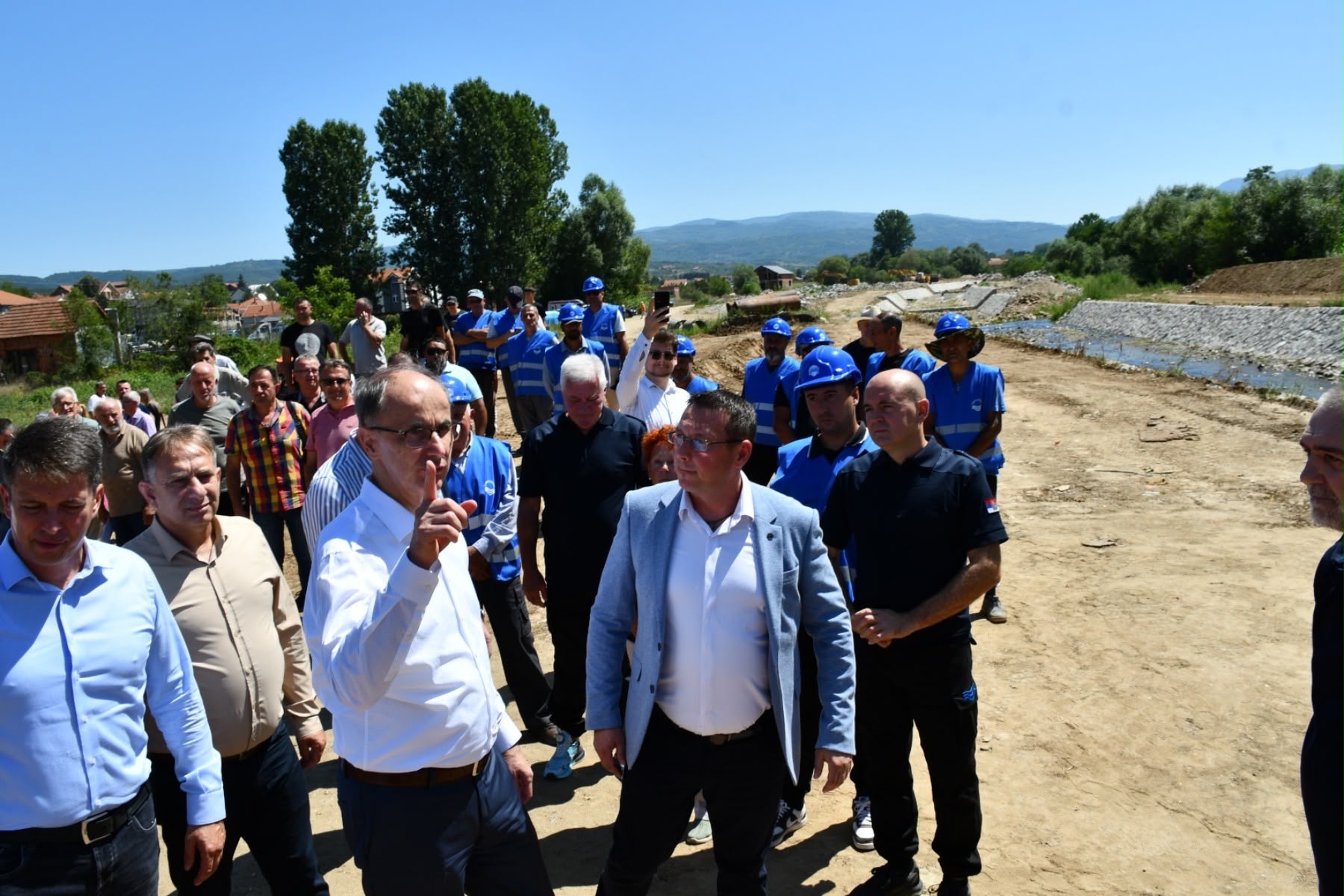 Predsednik Vlade Republike Srbiјe prof. dr Đuro Macut obišao radove na sanaciјi korita reke Vrle u Prekodolcu