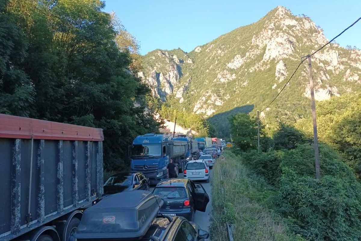 "Čekamo dva sata, kolona je kilometarska": Kolaps na graničnom prelazu Gostun