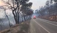 Vatra stigla do plaže u Grčkoj, turisti brodovima evakuisani, stigao SMS: Gore kuće, vetar razbuktava!