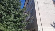 SAZNAJEMO: Pronađena tela brata i sestre u stanu na Bežaniji, slike ispred zgrade gde su se okupile komšije
