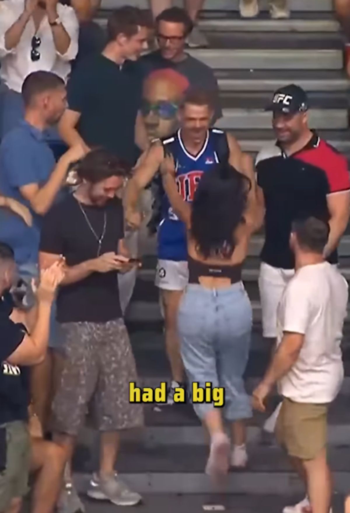 "Udavio" Albanca, pa uradio neverovatnu stvar: Otišao na tribine, podigao lepoticu u naručje i oduševio Srbe!