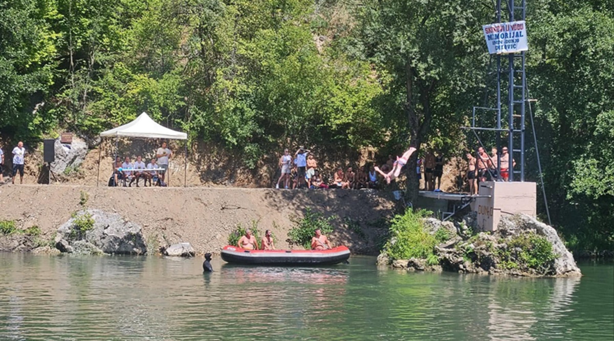 Spektakl u Brodarevu, najbolji bio Petar iz Užica: Skakali sa platforme visoke 11 metara u Lim