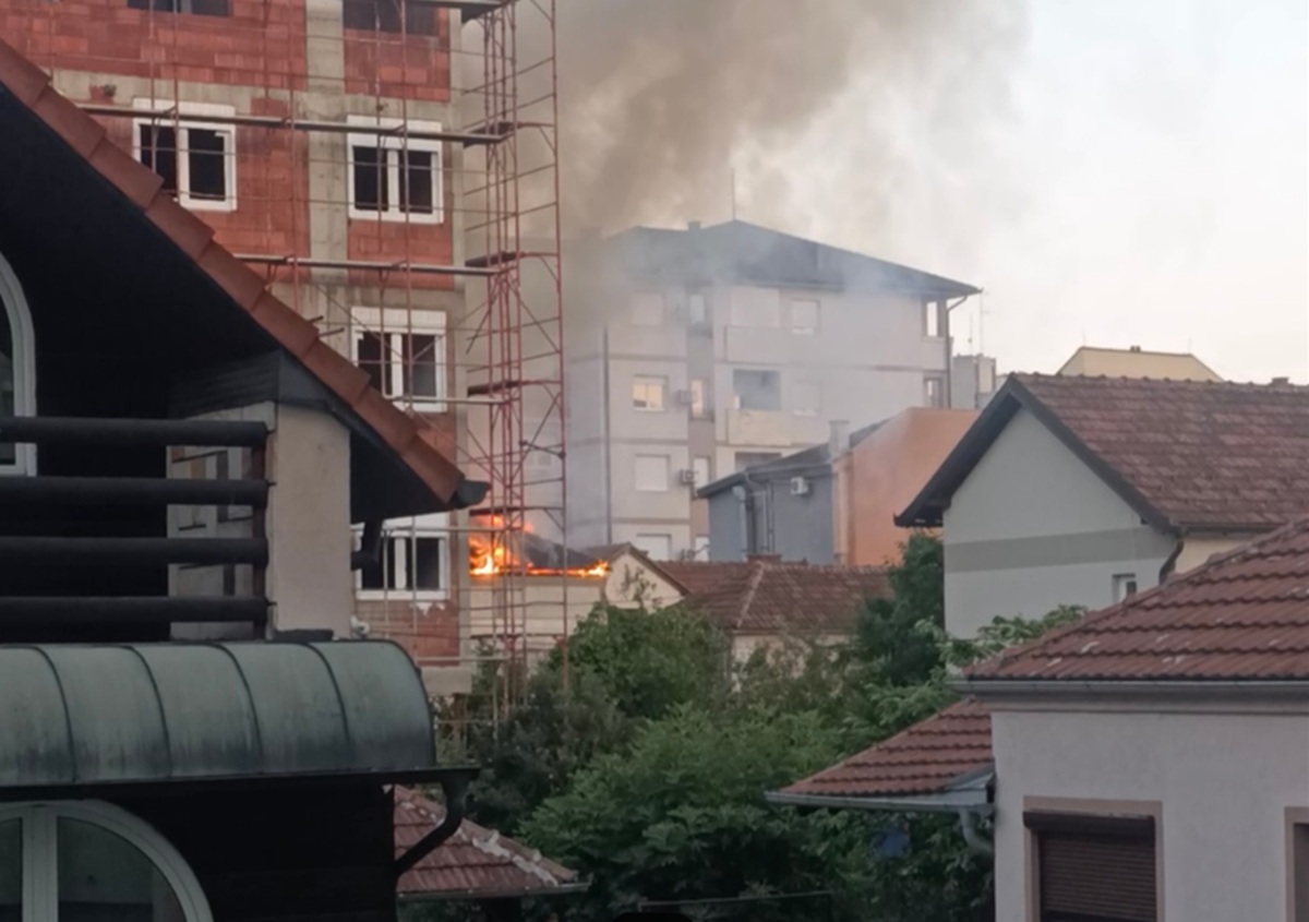 Gori krov porodične kuće u Čačku: Gust dim se širi celim naseljem