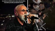 Novi snimci haosa na koncertu Dina Merlina: Besni ljudi počeli da se penju uz stadion, prete i žele haos