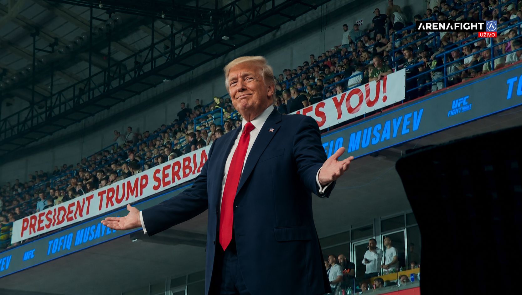Donald Tramp dobio transparent na UFC u Beogradskoj areni, evo šta mu je poručila srpska publika