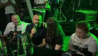 Otac sa decom koju je majka ostavila došao na nastup našeg pevača, pa ronio suze: Snimak će vas naježiti!