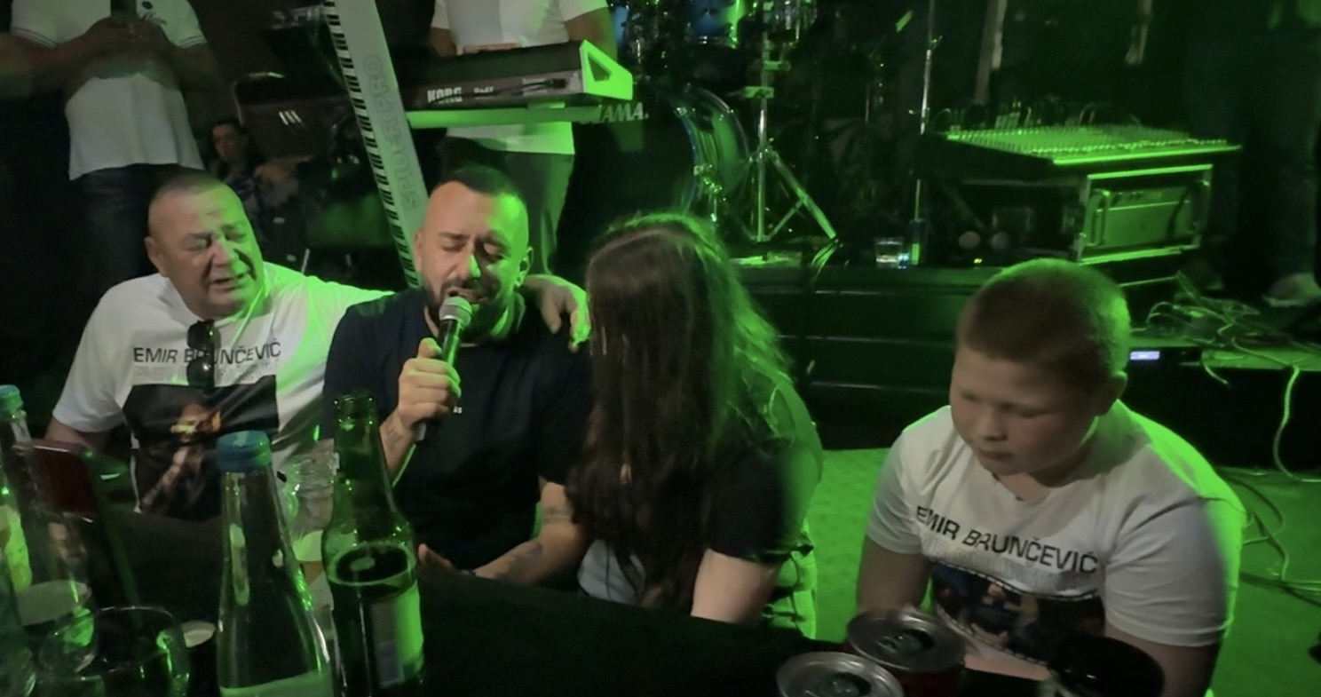 Otac sa decom koju je majka ostavila došao na nastup našeg pevača, pa ronio suze: Snimak će vas naježiti!
