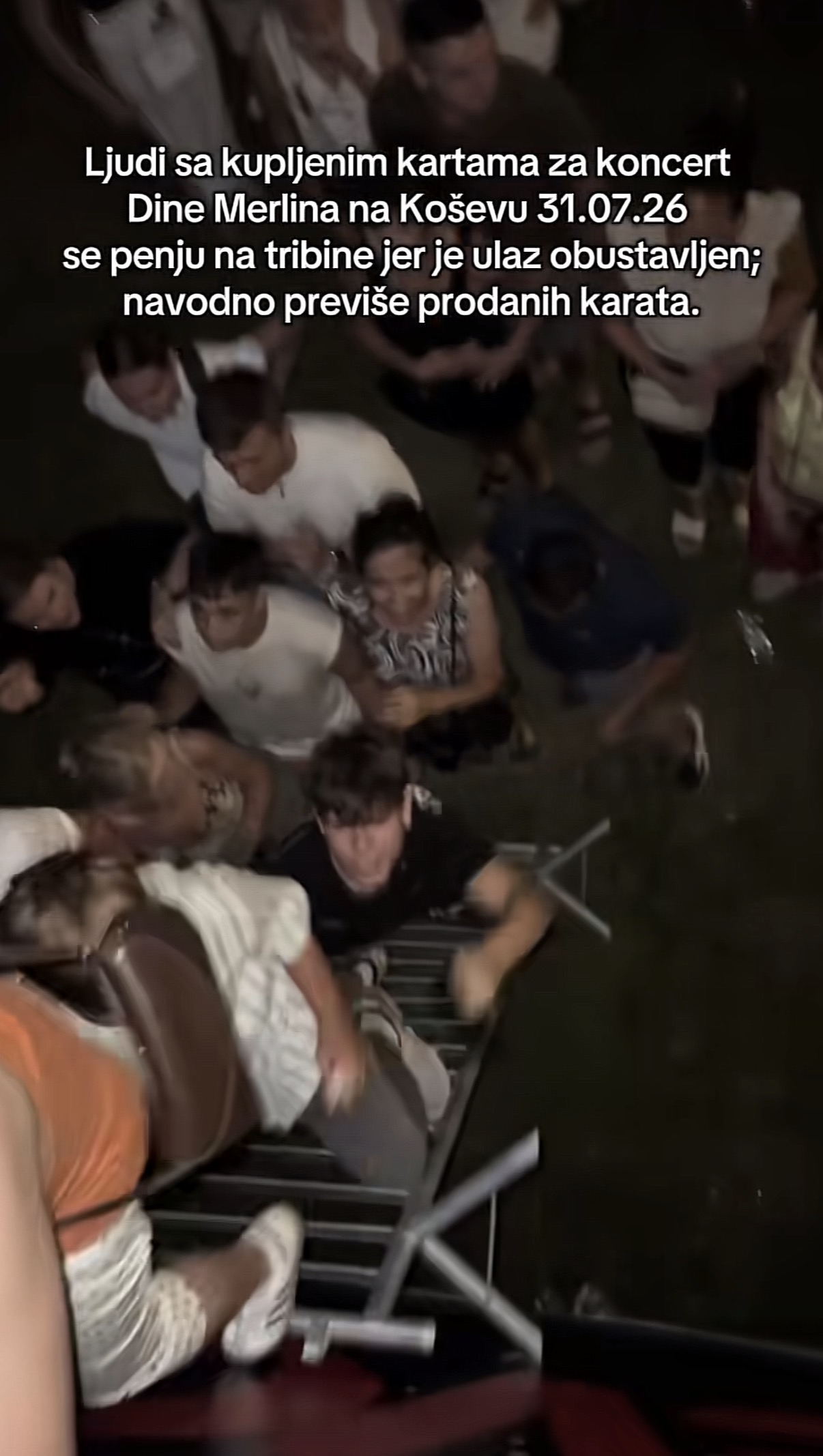 Novi snimci haosa na koncertu Dina Merlina: Besni ljudi počeli da se penju uz stadion, prete i žele haos