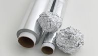 Zašto ljudi stavljaju aluminijumsku foliju ispred ulaznih vrata? Ovaj neobičan trik rešava problem mnogih