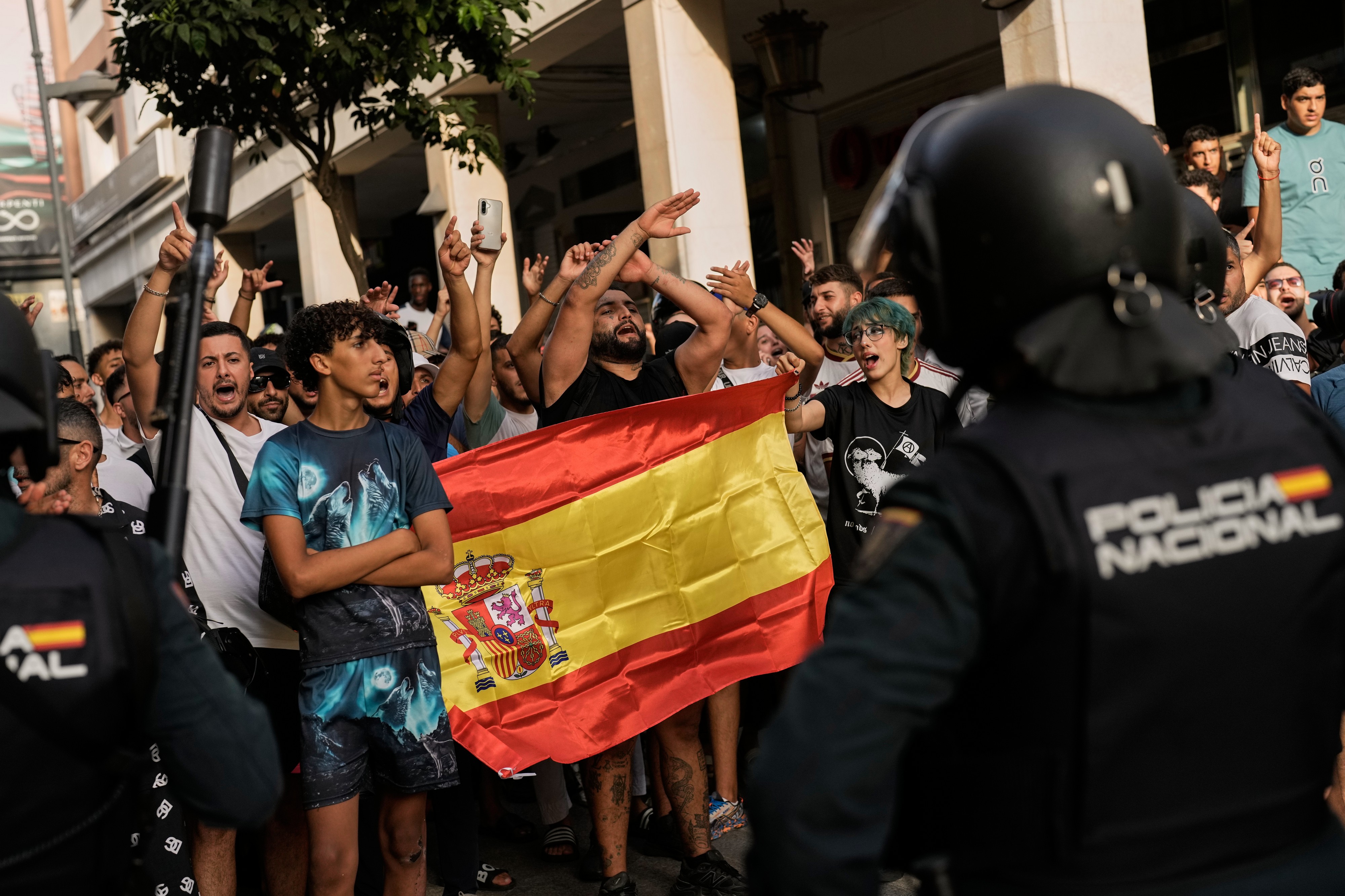 Protesti u Seuti nakon velike migrantske krize: Policija sprečava sukob desničara i učesnika kontraprotesta